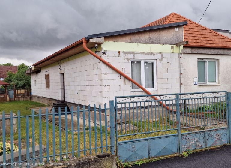 Rodinný dom s veľkorysou prístavbou v obci Parchovany - Rodinný dom na Staničnej ulici v Parchovanoch s veľkým dvorom a plotom.