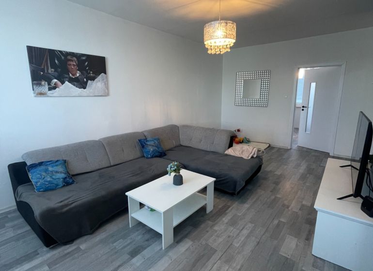 VESTAREAL | Na predaj priestranný 3-izbový byt s balkónom Galanta - Obývacia izba s pohovkou, konferenčným stolíkom a podlahou s dreveným dekorom v 3-izbovom byte.