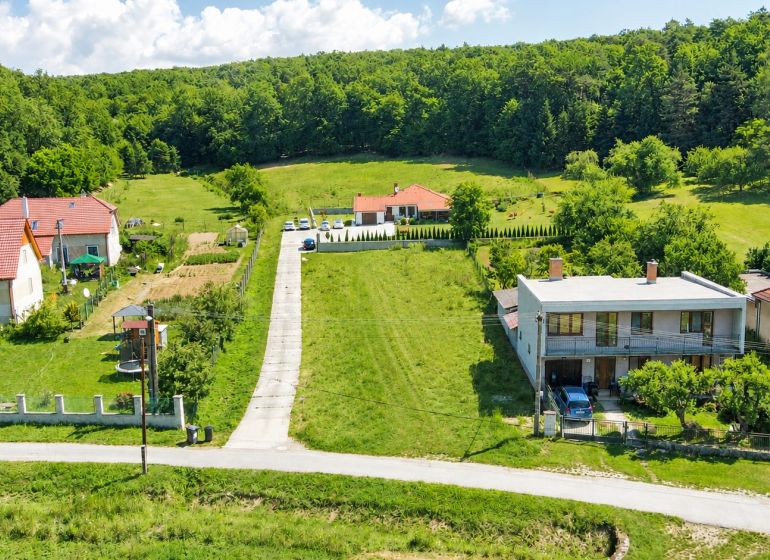 1.BCR | INVESTIČNÁ PRÍLEŽITOSŤ! SP,VÝMERA 1068 m², RD-CHATA, BREZOLUPY - Pozemky na bývanie v Brezolupoch, obklopené zeleňou a rodinnými domami so záhradami.