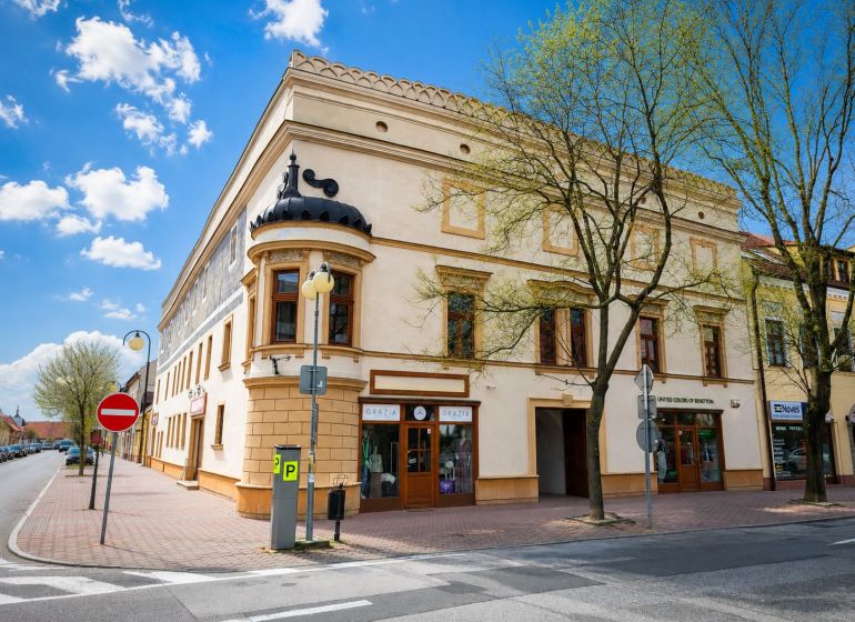 1.BCR | HNEĎ VOĽNÝ! KANCELÁRSKY PRIESTOR, 55,80 m², PEZINOK, CENTRUM - Historická budova s kanceláriami na Radničnom námestí v Pezinku obklopená stromami.