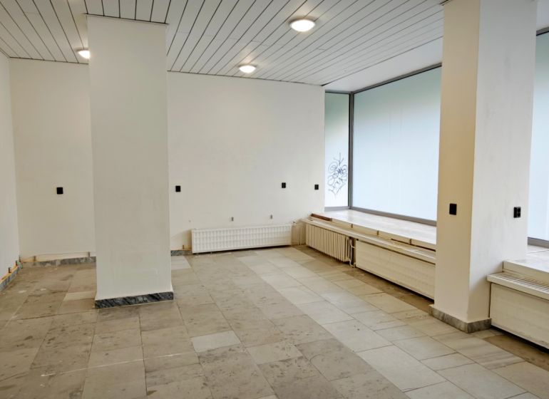 OBCHODNÝ PRIESTOR NA PRENÁJOM, 80 M2 - SABINOVSKÁ UL., PREŠOV - Obchodné priestory s veľkými oknami, svetlým interiérom a dlažbou na podlahe.