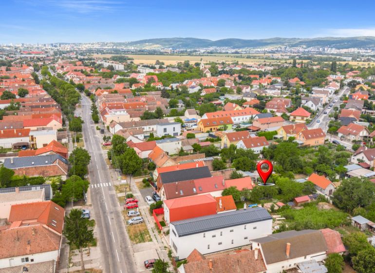 VAJNORY Bratislava -  Rodinný dom s veľkym potenciálom na predaj  - Letecký pohľad na rodinné domy v Bratislave - Vajnory na Roľníckej ulici.