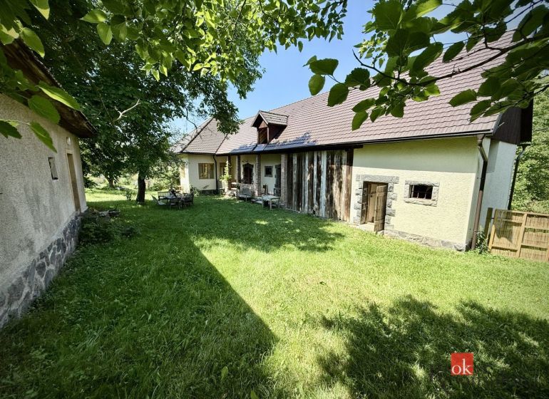 Vidiecky rodinný dom na polosamote, krása a pokoj na jednom mieste - Rodinný dom v Pliešovciach s terasou a záhradou obklopenou stromami.
