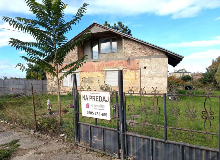 Na predaj starší rodinný dom s podkrovím v obci Gbelce - Rodinný dom v Gbelciach na predaj s oplotenou záhradou a fasádou na rekonštrukciu.