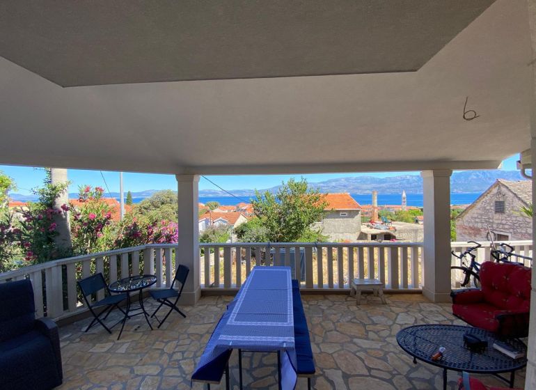Brač(HR)- zariadený apartmán s výhľadom na more - Rekreačný apartmán na Brači s terasou a výhľadom na more, obklopený kvetmi.