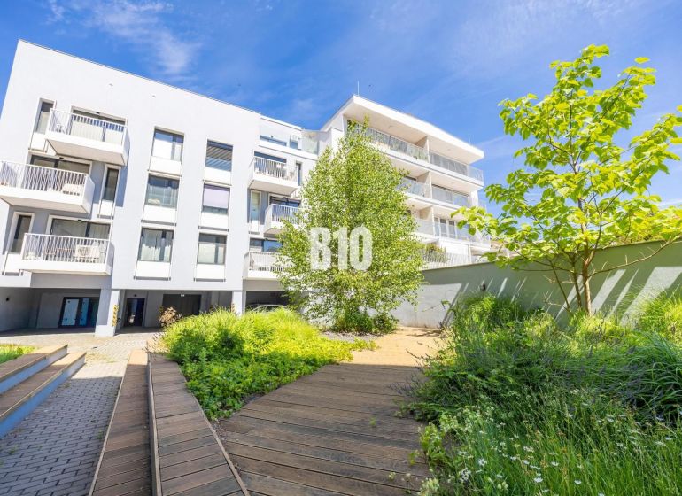 VILA ĽADOVÁ | MODERNÝ 2IZBOVÝ BYT V KOMORNOM PROJEKTE PRI RAČIANSKOM M - Moderná budova s balkónmi a upraveným zeleným dvorom na ulici Ľadová v Starom Meste.