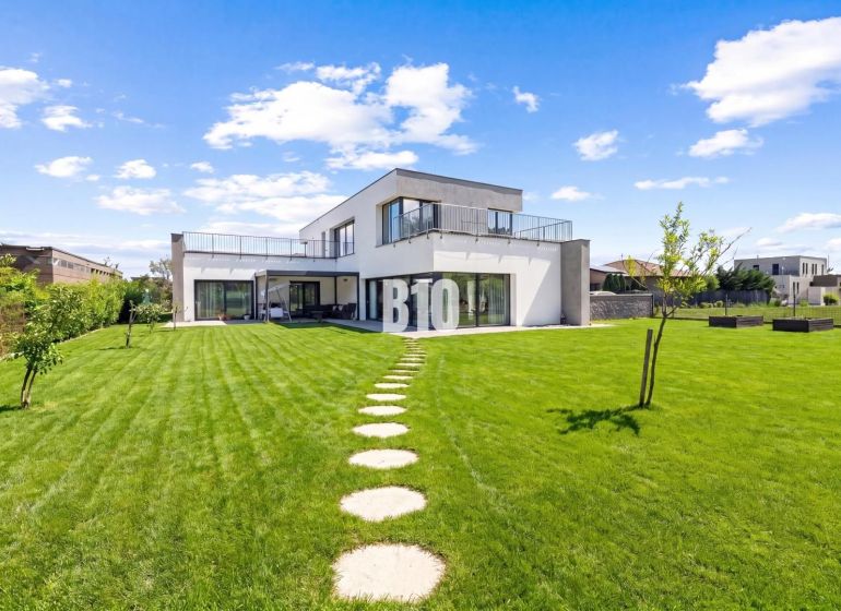 1 255 m² a 9 izieb I Priamo pri prírodnej rezervácii Šúr, len 15 minút - Rodinný dom na Borovicovej ulici v Chorvátskom Grobe s veľkou zelenou záhradou.