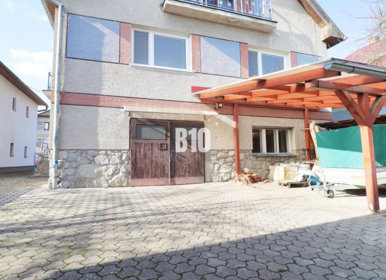 Veľký rodinný dom Turany - Rodinný dom v Turanoch so spevnenou príjazdovou plochou a prístreškom pre autá.