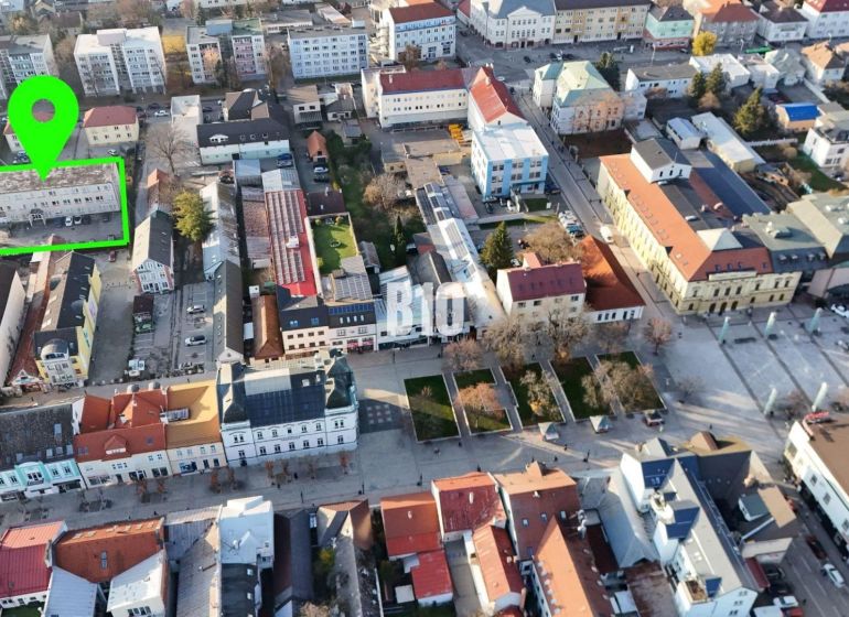 Na prenájom kancelárske priestory v centre Mesta - Letecký pohľad na kancelárie v centre Martina, obklopené mestskými budovami a ulicami.