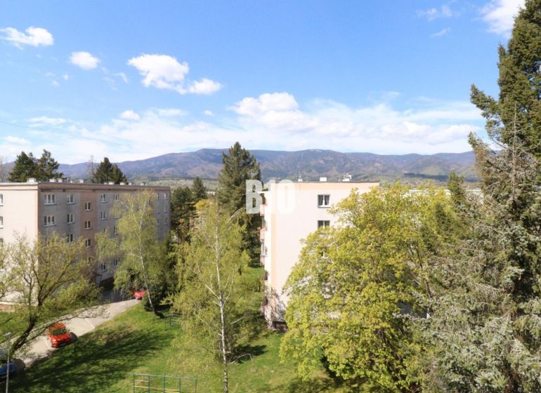 3 izbový byt SEVER, výborná ulica - Bytové domy z 3-izbového bytu v Martine, obklopené stromami a horami.