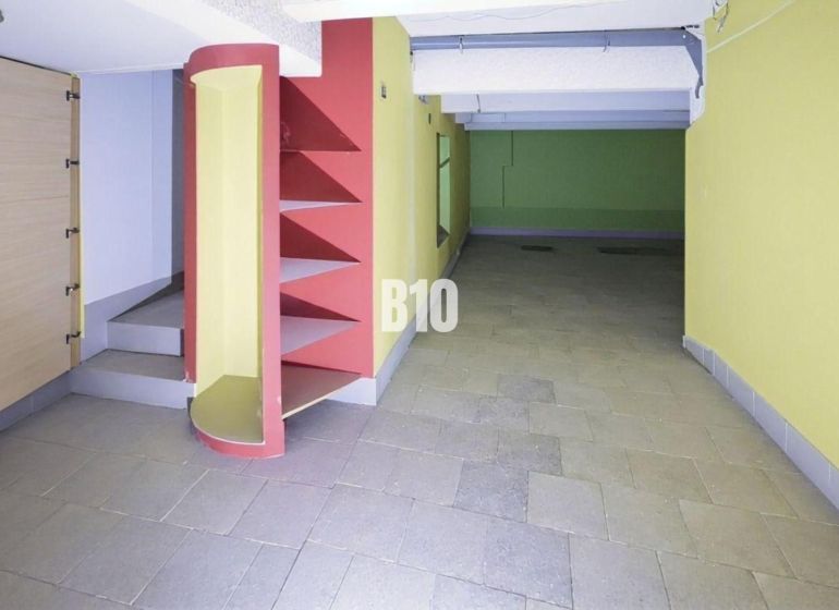 PRENÁJOM: Obchodný priestor 111m2 v centre Čadce - Farebné obchodné priestory s policami a dlažbou, vhodné pre rôzne využitie.