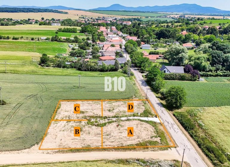 Stavebný pozemok, IS na pozemku - Nové Sady, Nitra - Letecký pohľad na pozemky - bývanie v Nových Sadoch s rozdelenými parcelami.