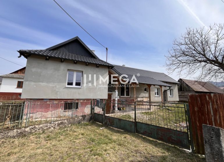 Na predaj - Dom s veľkým pozemkom v Pakostove - Rodinný dom v obci Pakostov na Pakostov ulici so záhradou a kovovým plotom.