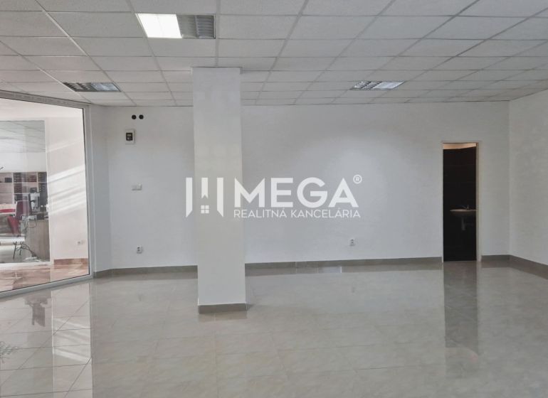 PRENÁJOM obchodného priestoru v centre Humenného (74 m2) - Priestranné obchodné priestory s dlažbou a presklenými dverami.