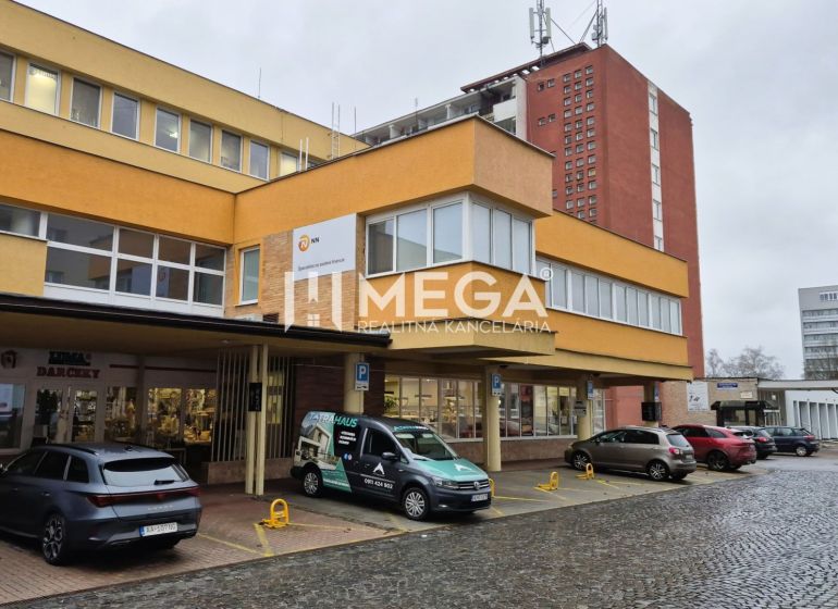 PRENÁJOM obchodných priestorov (36 m2) v CENTRE MESTA HUMENNÉ - Budova s kanceláriami a parkoviskom na ul. 26. novembra v Humennom.