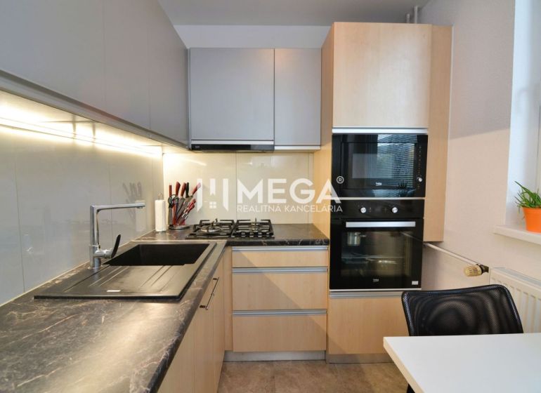 NOVÁ CENA-PREDAJ ZREKONŠTRUOVANÉHO 2-IZBOVÉHO BYTU (50 m2) S LODŽIOU H - Kuchyňa v 2-izbovom byte s indukčnou varnou doskou a modernými spotrebičmi.