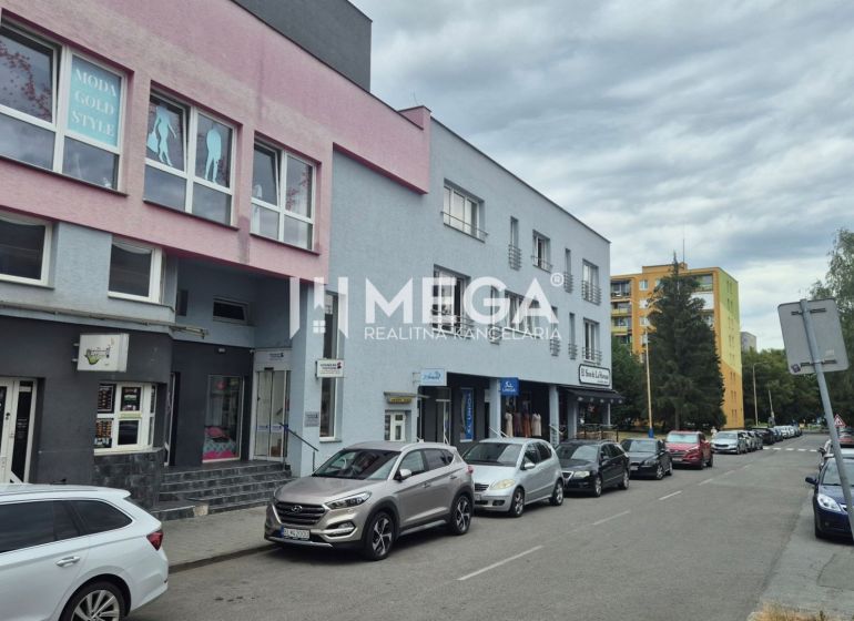 PRENÁJOM kancelárskych priestorov (42 m2) v CENTRE MESTA HUMENNÉ - Budovy s obchodmi a kanceláriami na ulici Osloboditeľov v Humennom, zaparkované autá.
