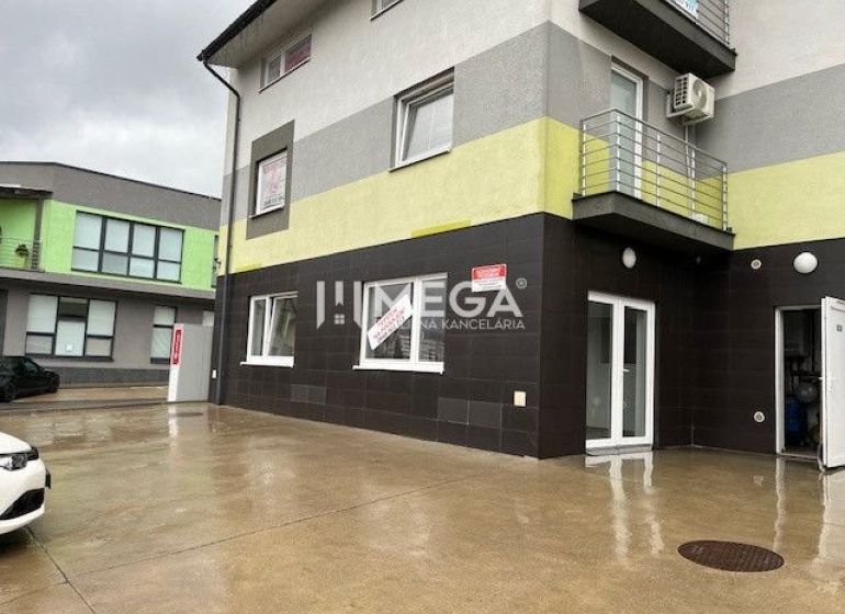 Prenájom komerčných priestorov – Snina (budova ECO umyvárky) - Obchodné priestory na Komenského ulici v Snine s modernou fasádou a balkónom.