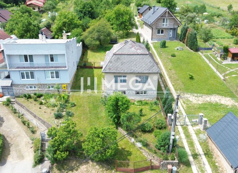 NA PREDAJ - Rodinný dom s pozemkom 3 277 m² v Snine - Rodinný dom na Jesenského ulici v Snine obklopený záhradou a okolitými domami.