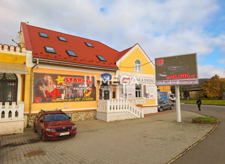 EXKLUZÍVNE  na prenájom obchodný priestor v meste Humenné - Budova s reklamami na Staničnej ulici v Humennom, vedľa kancelárií.