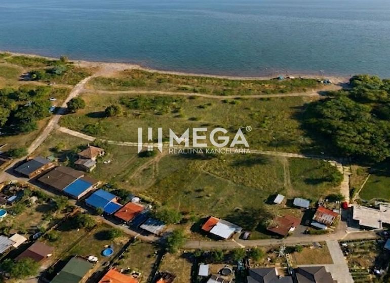 NA PREDAJ: Lukratívny pozemok priamo pri vode / Zemplínska šírava časť - Letecký pohľad na pozemky na bývanie pri vodnej ploche v obci Vinné.