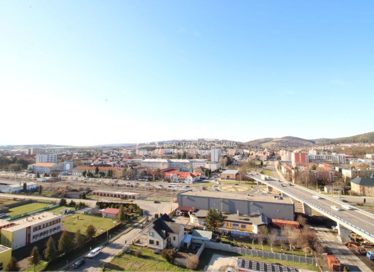 NA PRENÁJOM TOP PRIESTOR 70m2 - SUPER VÝHĽAD v meste HUMENNÉ - Panoráma mesta Humenné s pohľadom na Štefánikovu ulicu a okolité obchodné priestory.