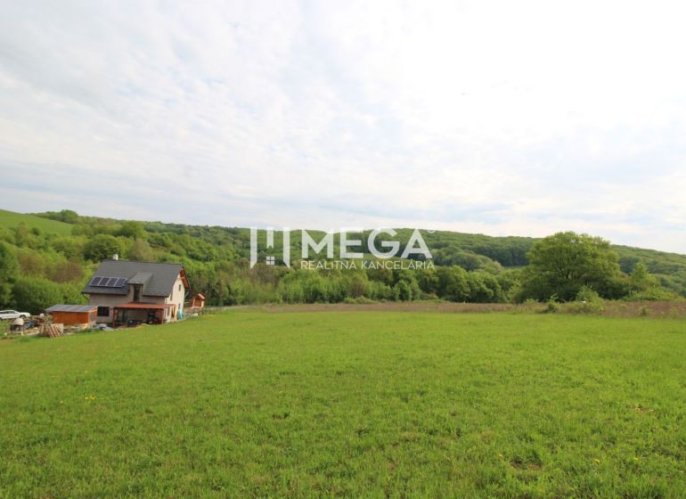 NA PREDAJ POZEMOK V SRDCI PRÍRODY - VYŠNÝ KAZIMÍR 1166 m² - Dom na pozemku pre bývanie vo Vyšnom Kazimíre, obklopený prírodou a zeleňou.
