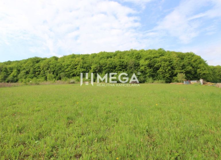 NA PREDAJ POZEMOK V LONE PRÍRODY - VYŠNÝ KAZIMÍR 1196 m² - Rozsiahly zelený pozemok vo Vyšnom Kazimíri, ideálny pre účely bývania.