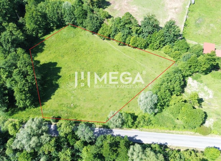 NA PREDAJ POZEMKY NA MIERU už od 1000 m²  - obec PTIČIE - Letecký pohľad na pozemok určený na bývanie v Ptičí obklopený zeleňou.