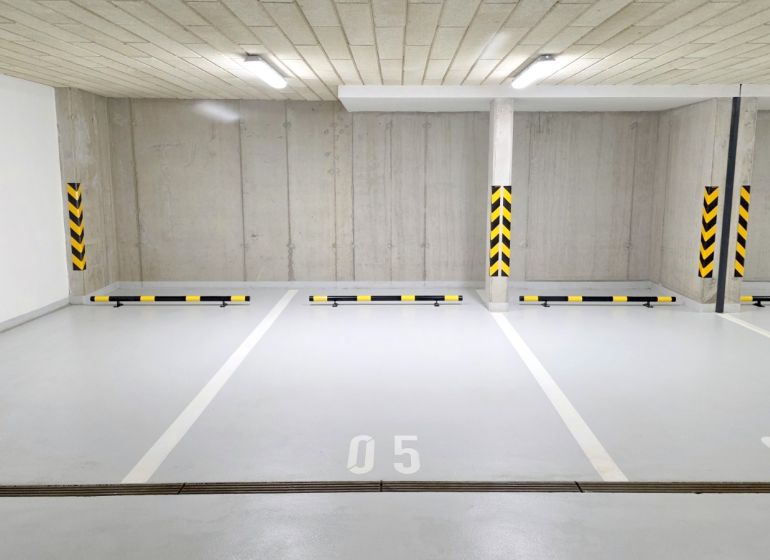 Garážové parkovacie miesto, POD VINICOU, BIELY KRÍŽ, Nové Mesto - Podzemné parkovacie miesta v garážach so svetlami a bezpečnostnými prvkami.