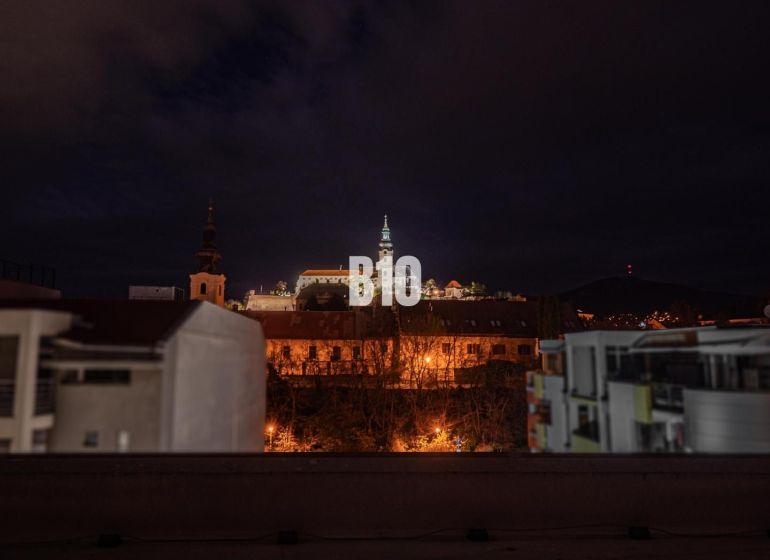 Apartmán na NÁMESTÍ vhodný na AirBNB - Nočná panoráma Nitry s osvieteným Hradom ponúka pôsobivý výhľad z 1-izbového bytu.