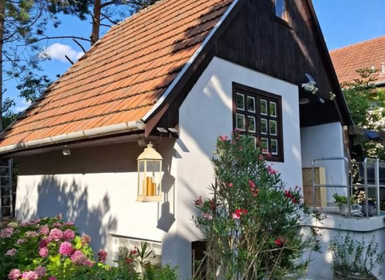 PREDAJ - Záhradná chata na Devínskej ceste  - Vidiecky domček so záhradou, kvetmi a stromami v oblastiach Bratislava - Devínska Nová Ves.