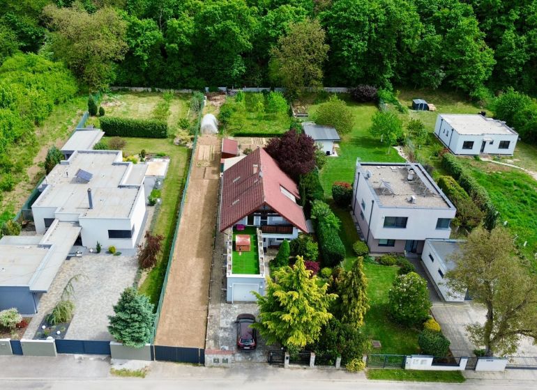 PREDAJ - 4-izbový luxusný rodinný dom s investičným pozemkom  - Rodinný dom v Moravanoch nad Váhom obklopený zeleňou a modernými susednými stavbami.