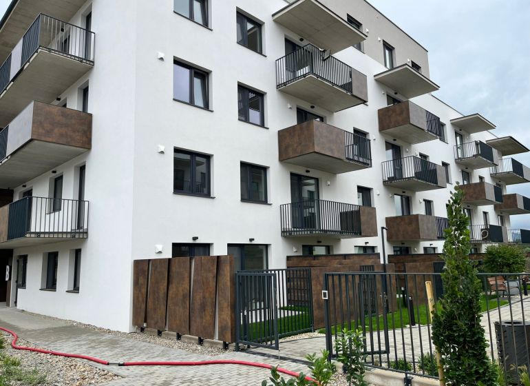 Prenájom obchodných / kancelárskych priestorov s terasou  - Bytový komplex s balkónmi v Považskej Bystrici a upraveným vonkajším priestorom kancelárií.