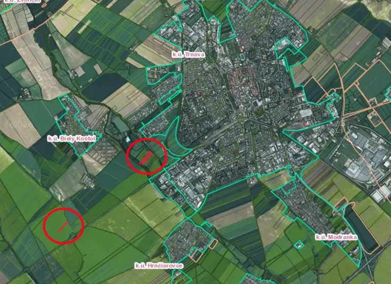 3.700 m2 ORNÁ PÔDA medzi Trnavou a Bielym Kostolom - Letecký pohľad na poľnohospodárske a lesné pozemky pri Hrnčiarovciach nad Parnou.