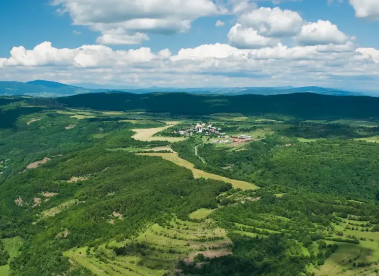Ábelová (Lučenec) – 93.600 m2 ORNÁ PÔDA a LES - Kopcovitá krajina s poľnohospodárskymi a lesnými pozemkami v okolí obce Ábelová.