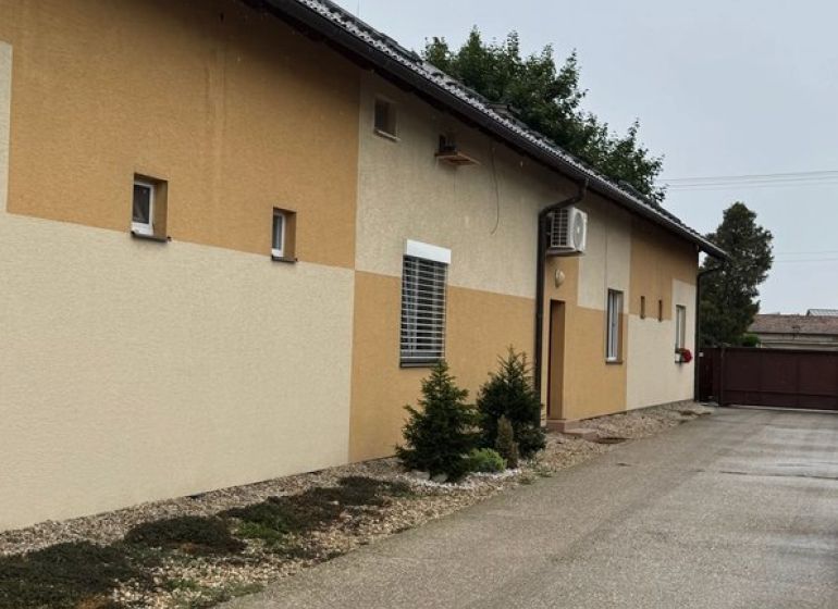 Mezonet v Moste pri Bratislave na  ulici Bratislavská  - Exteriér budovy na ulici Bratislavská, Most pri Bratislave, so štandardnou farbou fasády.
