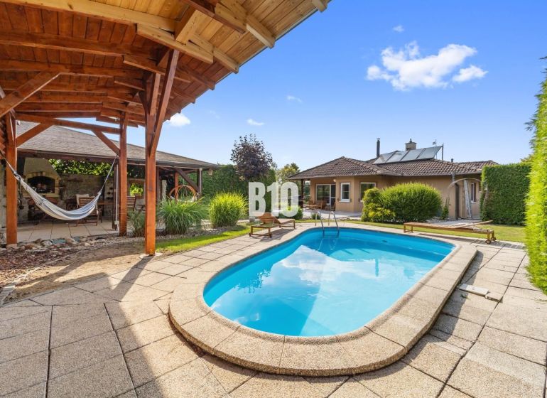 4i rodinný dom Lehota | 230 m² | Bazén | 85 m² garáž | 5 min. od Nitry - Rodinný dom v Nitre s bazénom, terasou a altánkom v záhrade.