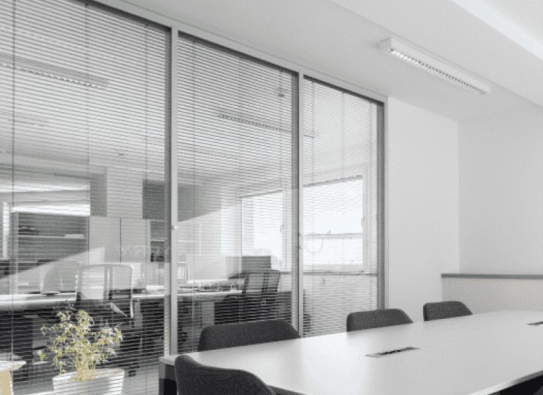 Moderné kancelárske a obchodné priestory v novostavbe v širšom centre - Moderná zasadacia miestnosť, presklené priečky pre kancelárie, lokalita na ulici Plynárenská.