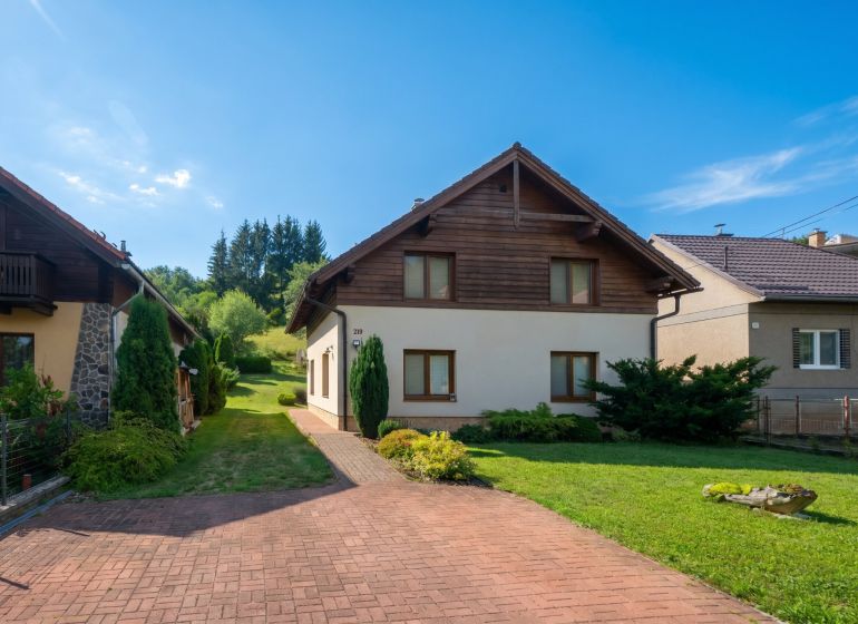 | Výnimočný rodinný dom s pozemkom 1516 m2 Nízke Tatry - Rodinný dom v Hornej Lehote obklopený záhradou s trávnikom a príjazdovou cestou.