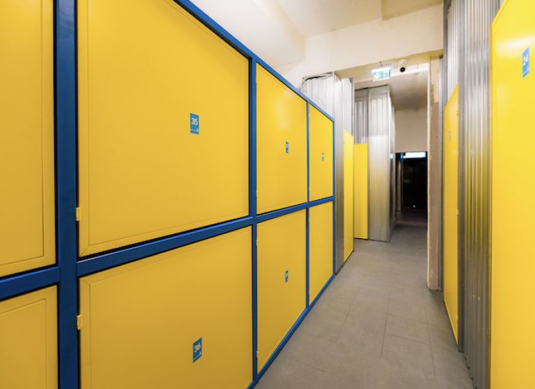 Hľadáme na prenájom prízemný  priestor 80m2-250m2 v BA IV a BA V. - Úložné boxy sľubujúce bezpečné skladovanie pre obchodné priestory.