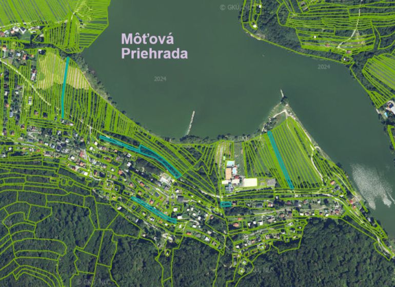 Pozemky 300m2-5000m2 pri priehrade, pôda, les- urbár. Môťová - Letecký pohľad na Môťovú priehradu vo Zvolene na rekreačných pozemkoch.
