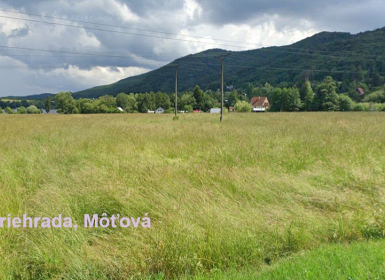 Pozemky 300m2-5000m2 pri priehrade, pôda, les- urbár. Môťová - Rekreačné pozemky v Môťovej, Zvolen, s výhľadom na zelenú krajinu a hory.