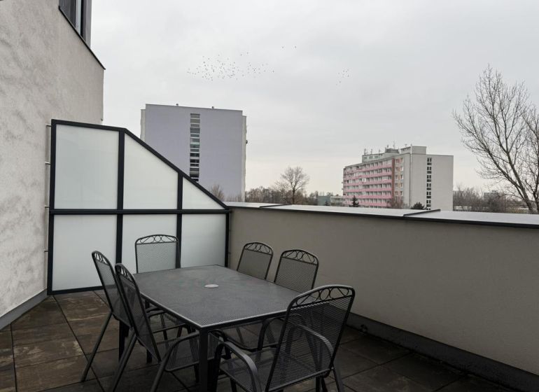 Nové skolaudované byty a apartmány v projekte Diamant. - Terasa s kovovým záhradným nábytkom na Rybničnej ulici, Bratislava - Vajnory, 2-izbový byt.