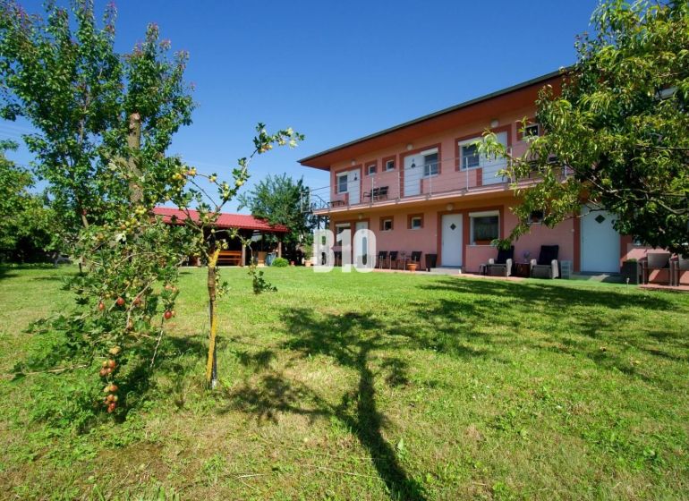 APARTMÁNOVÝ DOM v Radave - 7 apartmánov na predaj - Rodinný dom v Podhájskej s veľkou záhradou a altánkom na relaxáciu.