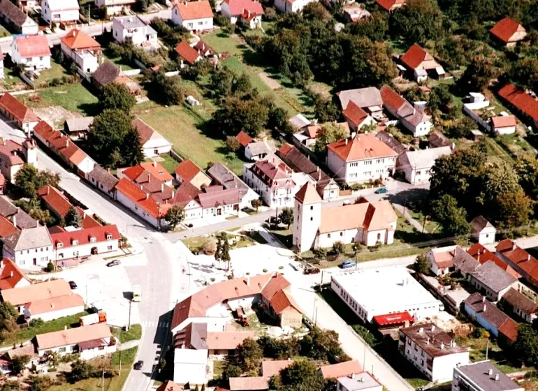 Vrbovce – 1.566 m2 INVESTIČNÉ pozemky – Predaj - Letecký pohľad na Vrbovce so zdôraznením zvláštnych nehnuteľností a kostola.