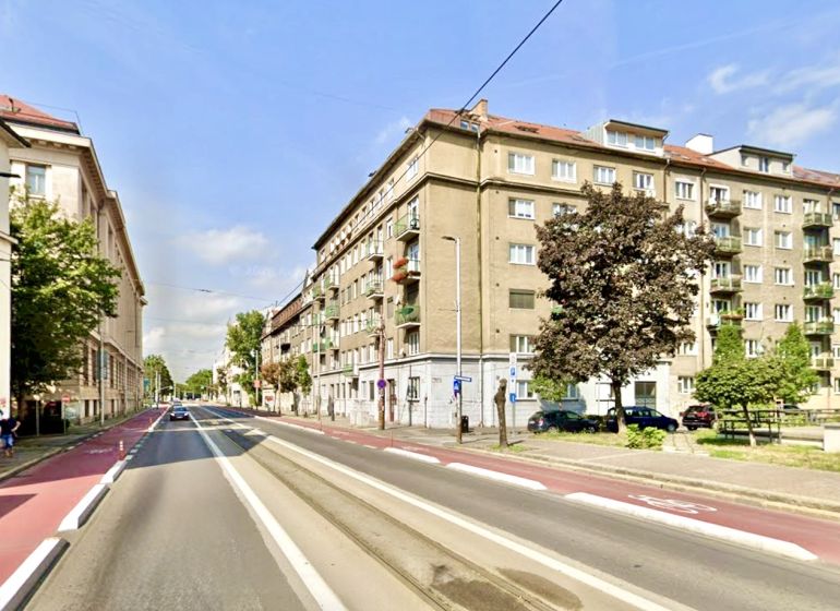 Na prenájom 2 izbový byt, 65 m2, Bratislava, centrum, Vajanského nábr. - Ulica Vajanského nábrežie v Bratislave - Starom Meste so staršími bytovými domami.