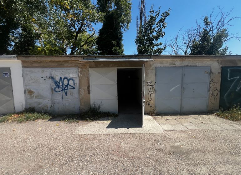 Ponúkame na predaj garáž, Vyhnianska cesta, Bratislava - Nové Mesto. - Otvorené garáže na Vyhnianskej ceste v Bratislave - Novom Meste obklopené stromami.