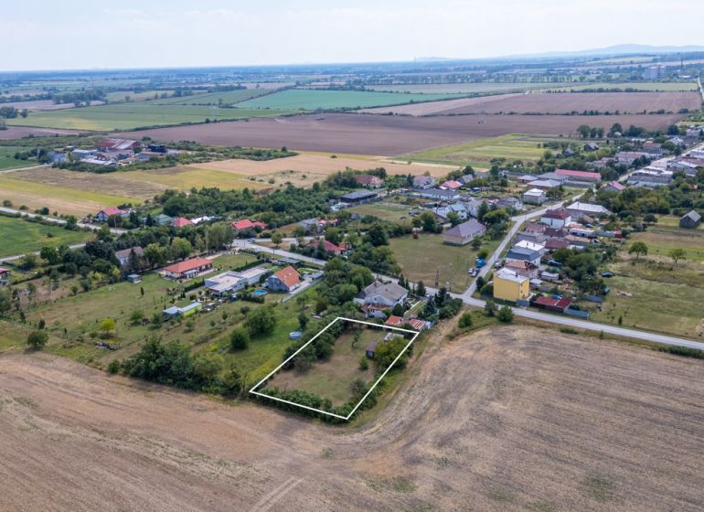 PREDAJ, Stavebný pozemok Sečovce - časť Albinov, intravilan  - Vidiecky pohľad na rozľahlé pozemky na bývanie pri meste Sečovce s roztrúsenými domami.
