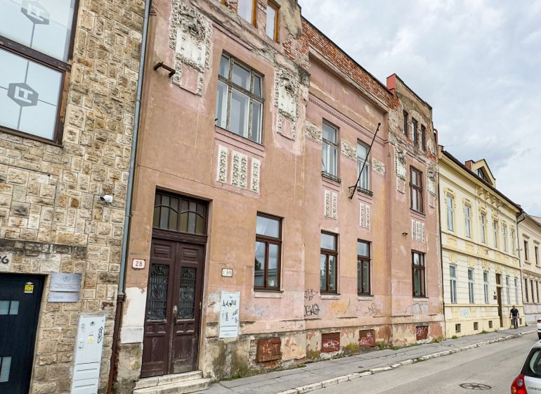PREDAJ, 3 izbový byt na Štefánikovej ulici, Staré Mesto, Košice - Ulice Štefánikova v Košiciach s historickými fasádami a zaparkovanými autami.